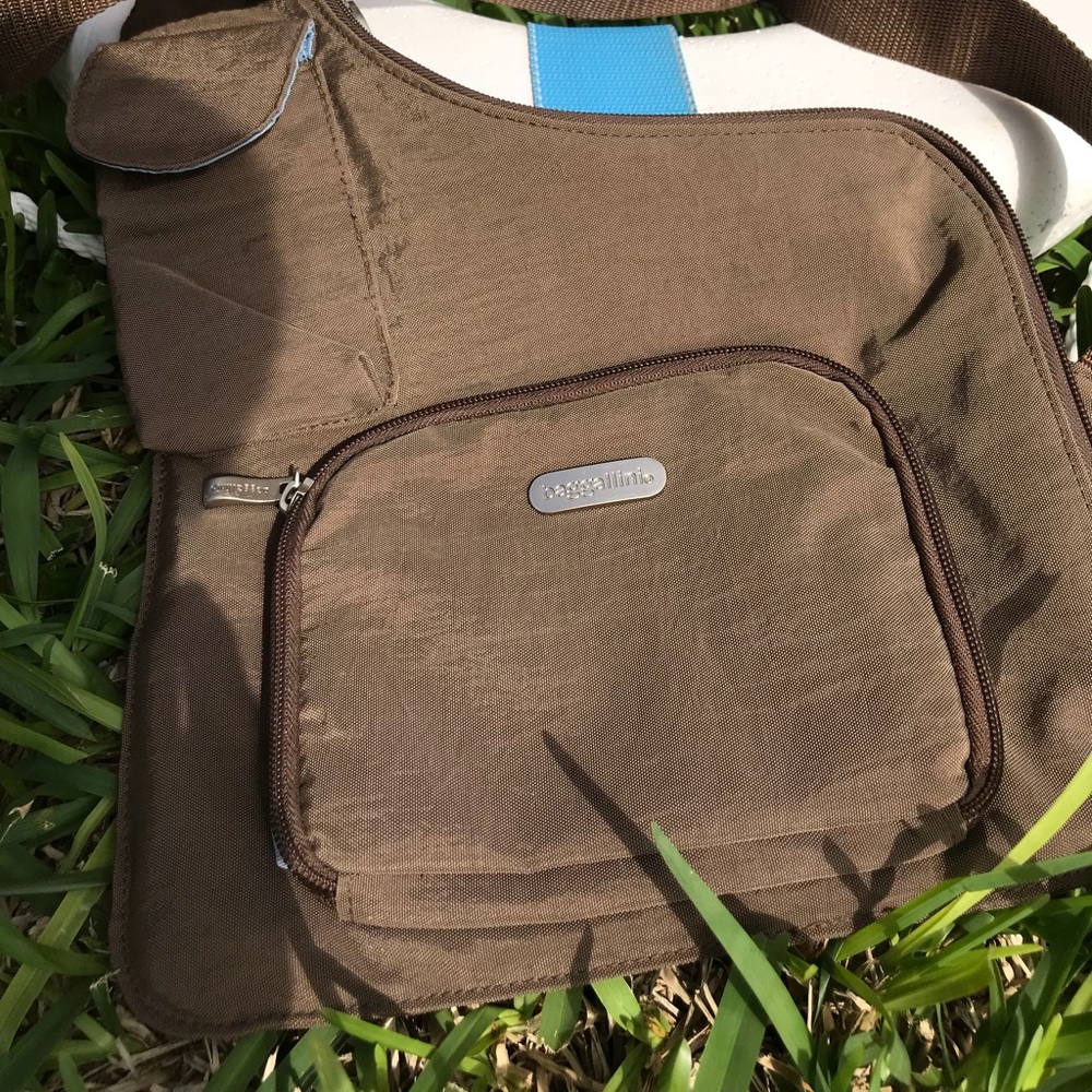Shoulder bag. Great for Travel.